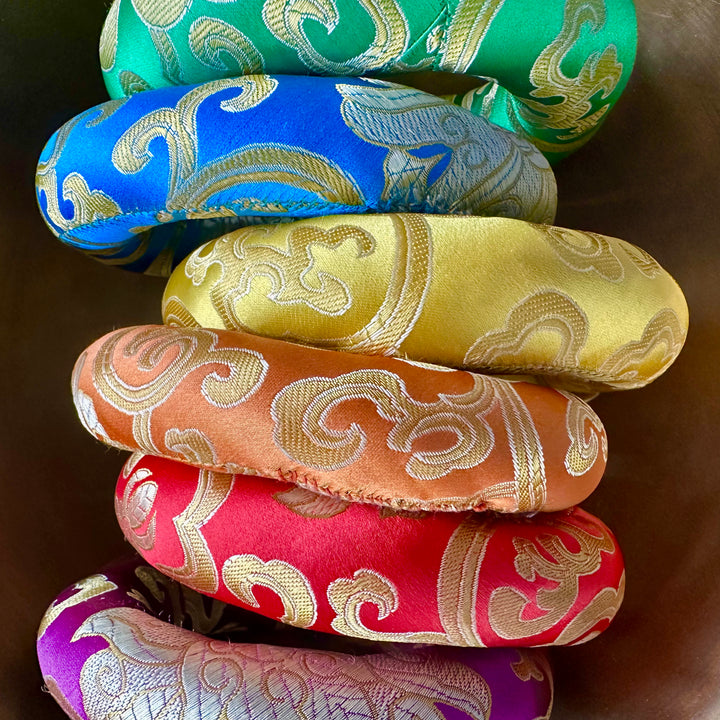 Cuscino ad anello per campane tibetane, realizzato in seta con fantasia floreale, vari colori e misure