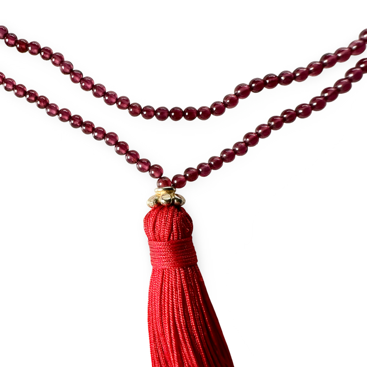 Halskette aus Granat mit roter Quaste