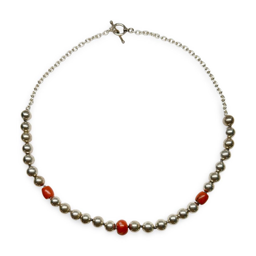 Collana realizzata con perle di corallo antico e argento