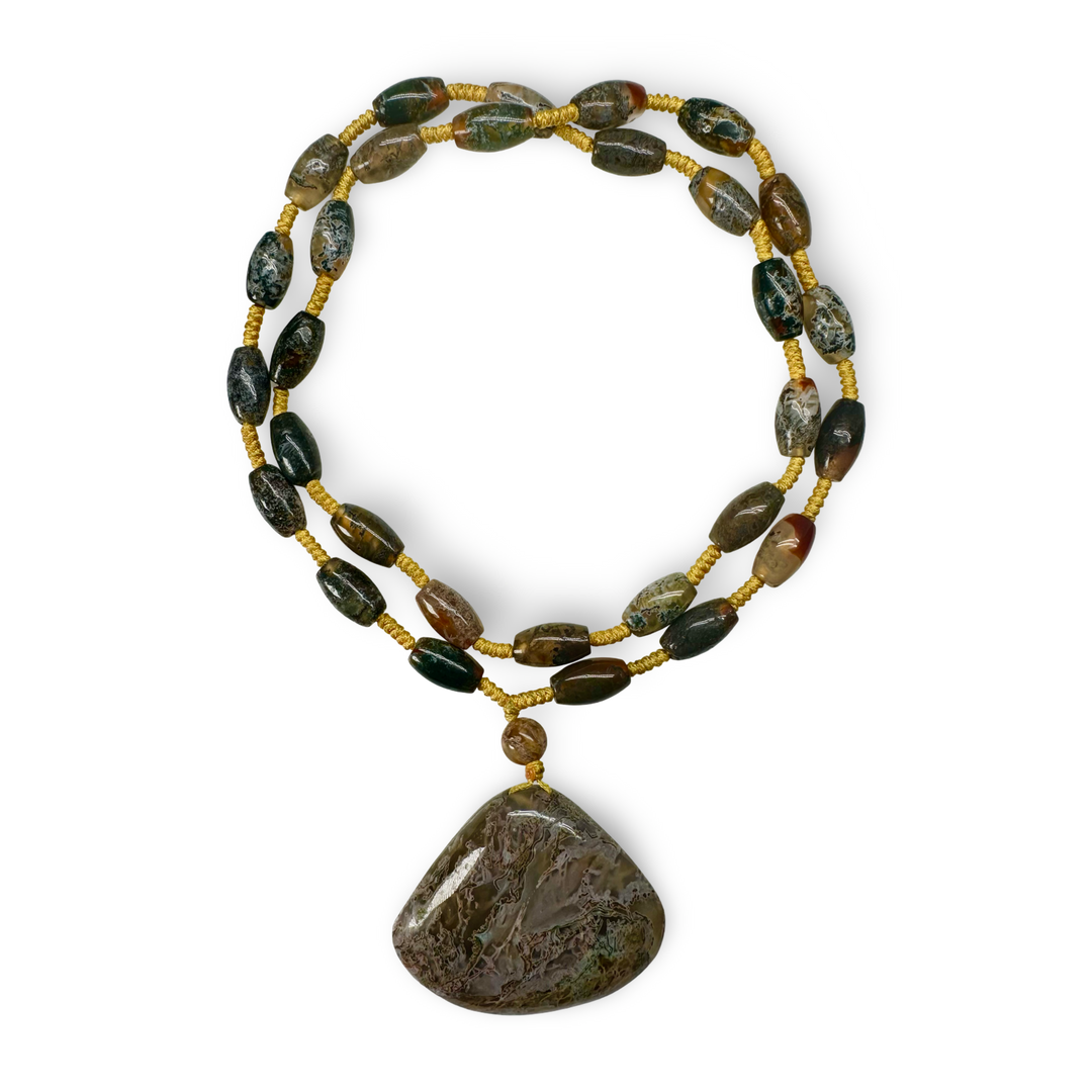 Geknüpfte Halskette aus Chalcedon mit grossem Anhänger