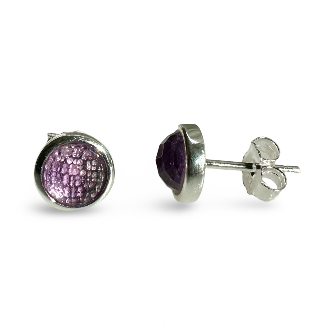 Stud earrings with amethyst in a simple silver setting