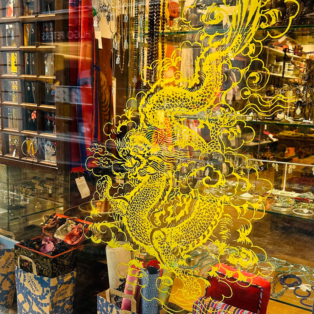 Der Holz-Drache von Jamyang auf dem Schaufenster von Atelier Tibet