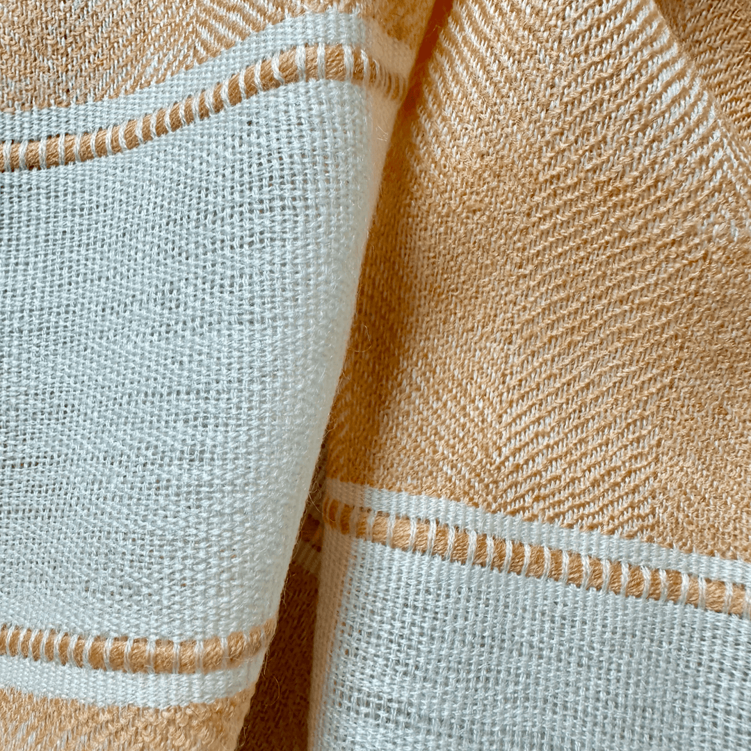 Himalaya Schal • 80% Wolle, 20% Pashmina • Apricot & Offwhite - Atelier Tibet