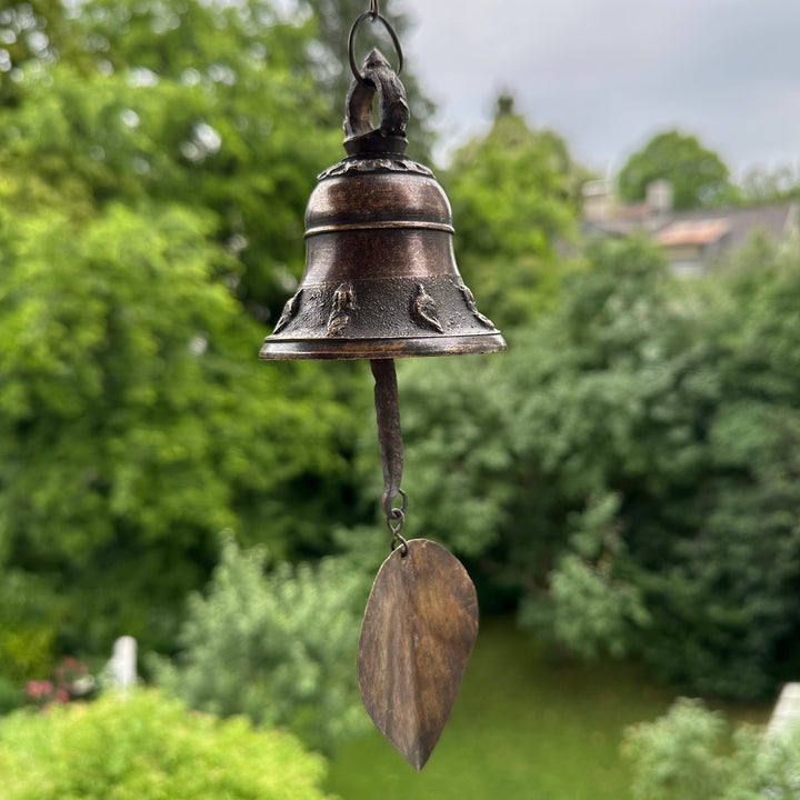 Campana del tempio nepalese con catena