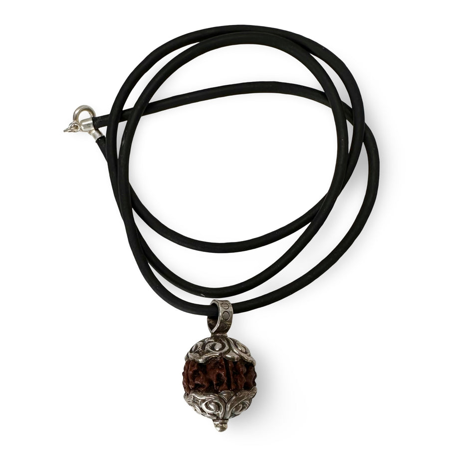 In Silber gefasste Rudraksha an schwarzer Schnur - Atelier Tibet