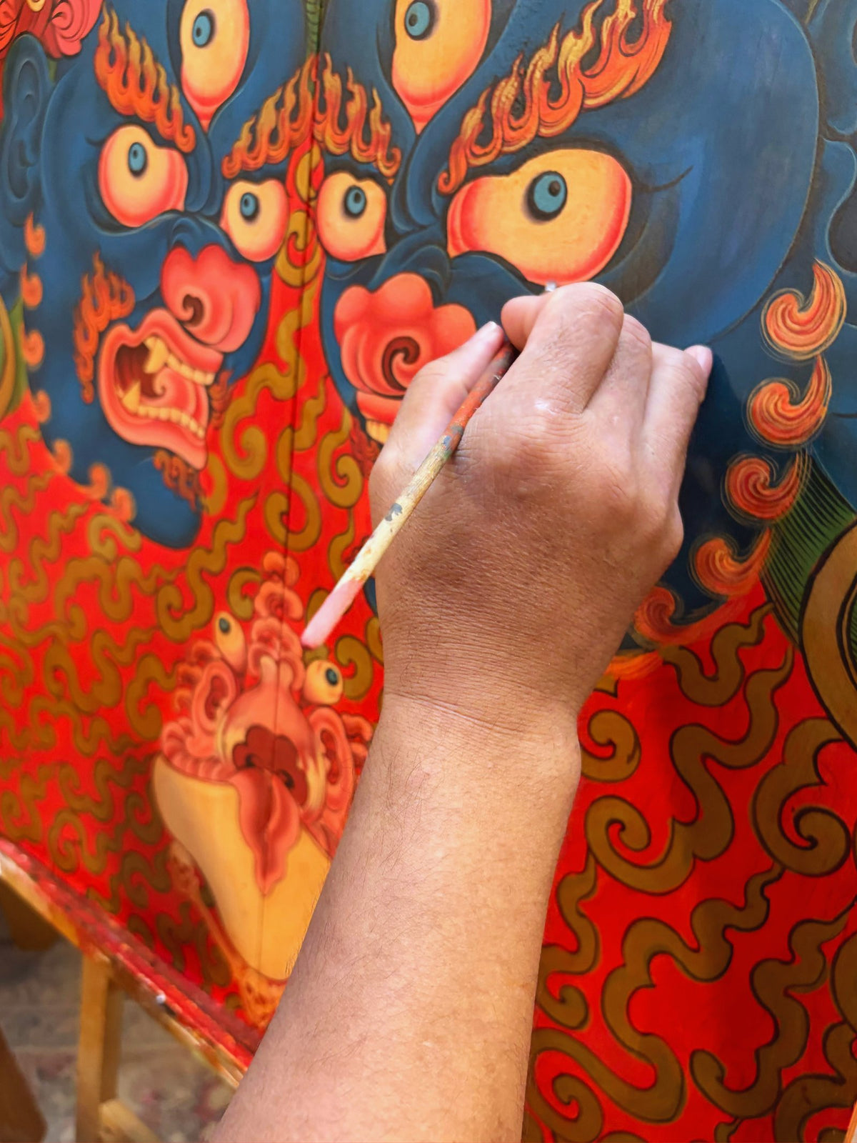 Detail: Jamyangs Hand mit Pinsel an einer zornvollen Gottheit