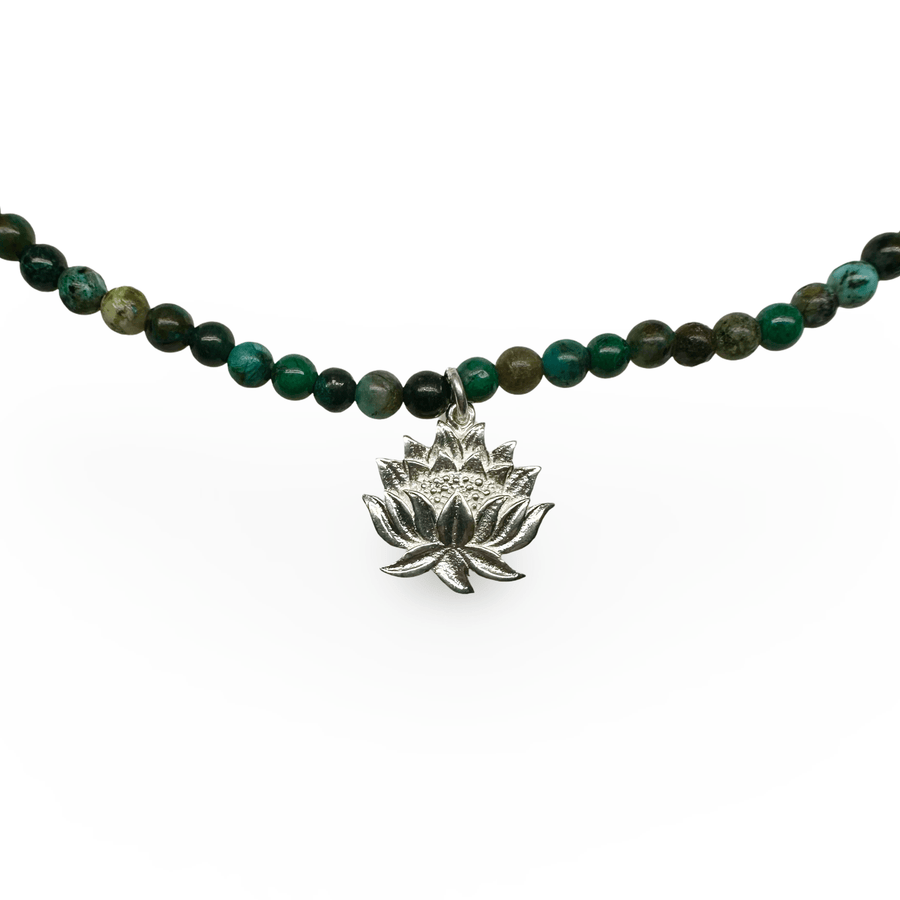 Kette aus Chrysokoll - Perlen mit Lotus - Anhänger aus Silber - Atelier Tibet
