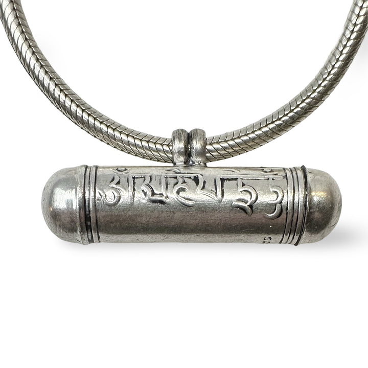 Kleiner Mantra Ghau Anhänger aus Silber - Atelier Tibet