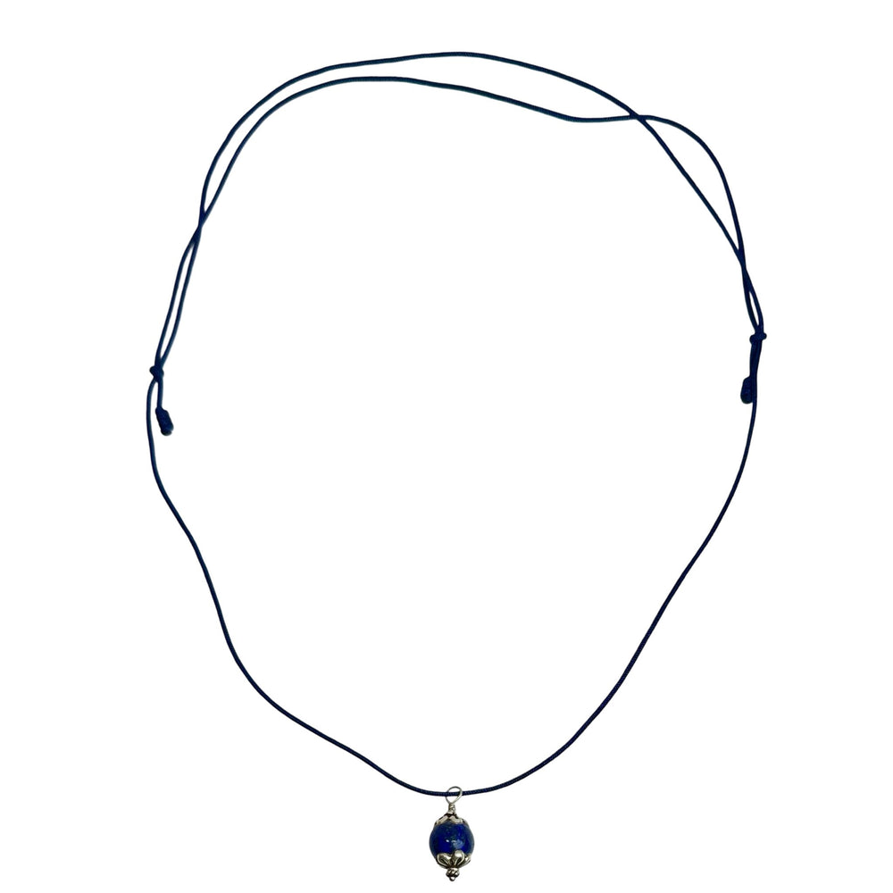 Lapis Lazuli mit Silber an blauer Schnur - Atelier Tibet