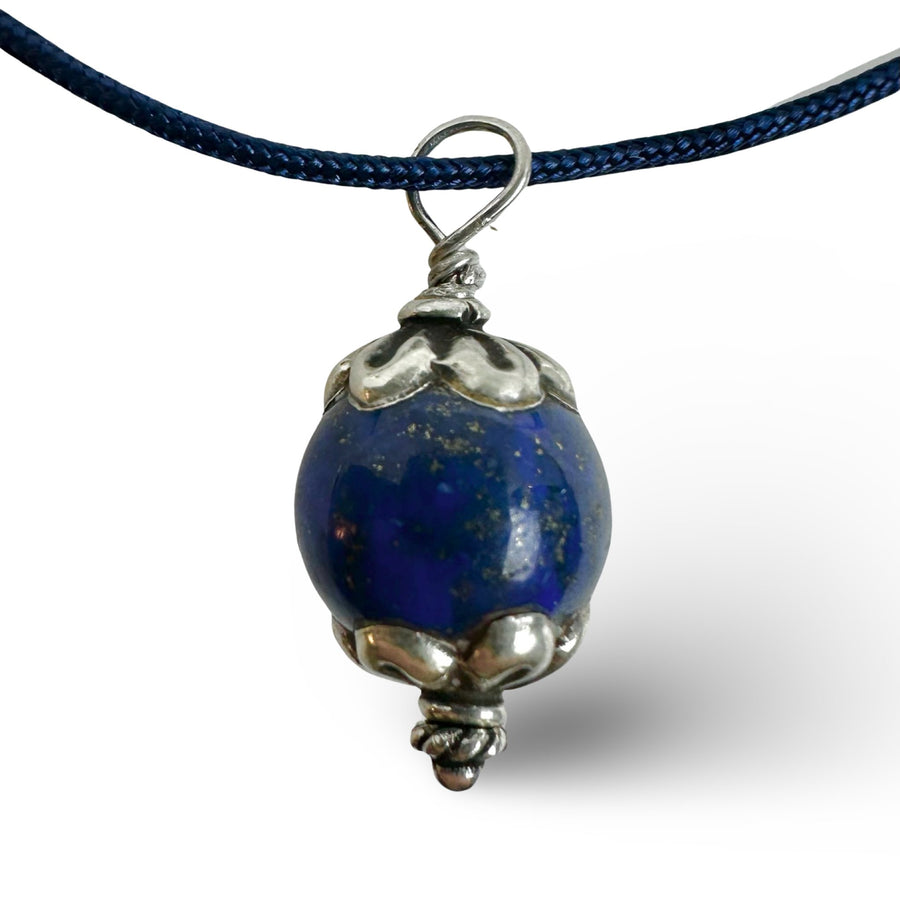 Lapis Lazuli mit Silber an blauer Schnur - Atelier Tibet