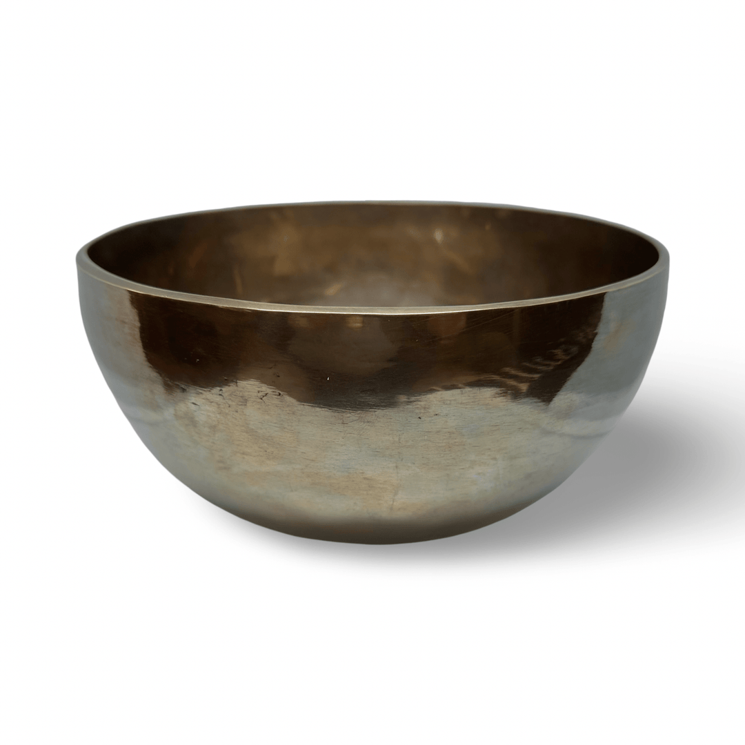 Mittelgrosse Klangschale mit dunkler «antiker» Patina ⌀ 16 - 21 cm - Atelier Tibet