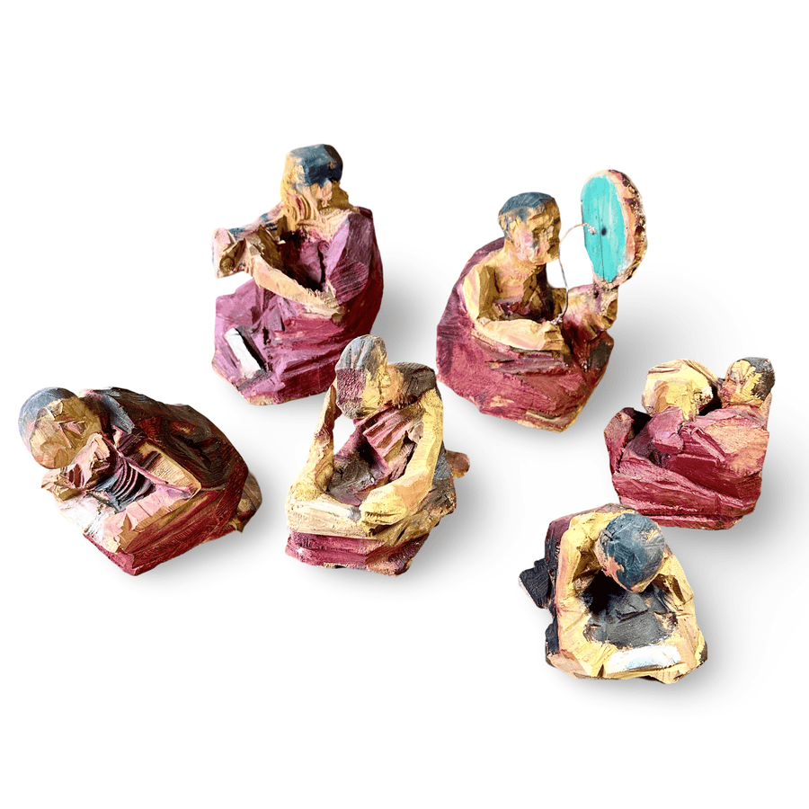Mönche aus Holz von Peter Leisinger - Atelier Tibet