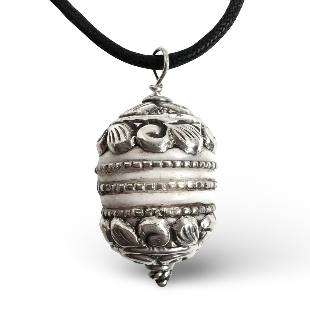 Muschel mit Silber an schwarzer Schnur - Atelier Tibet