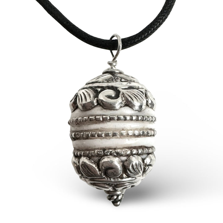 Muschel mit Silber an schwarzer Schnur - Atelier Tibet