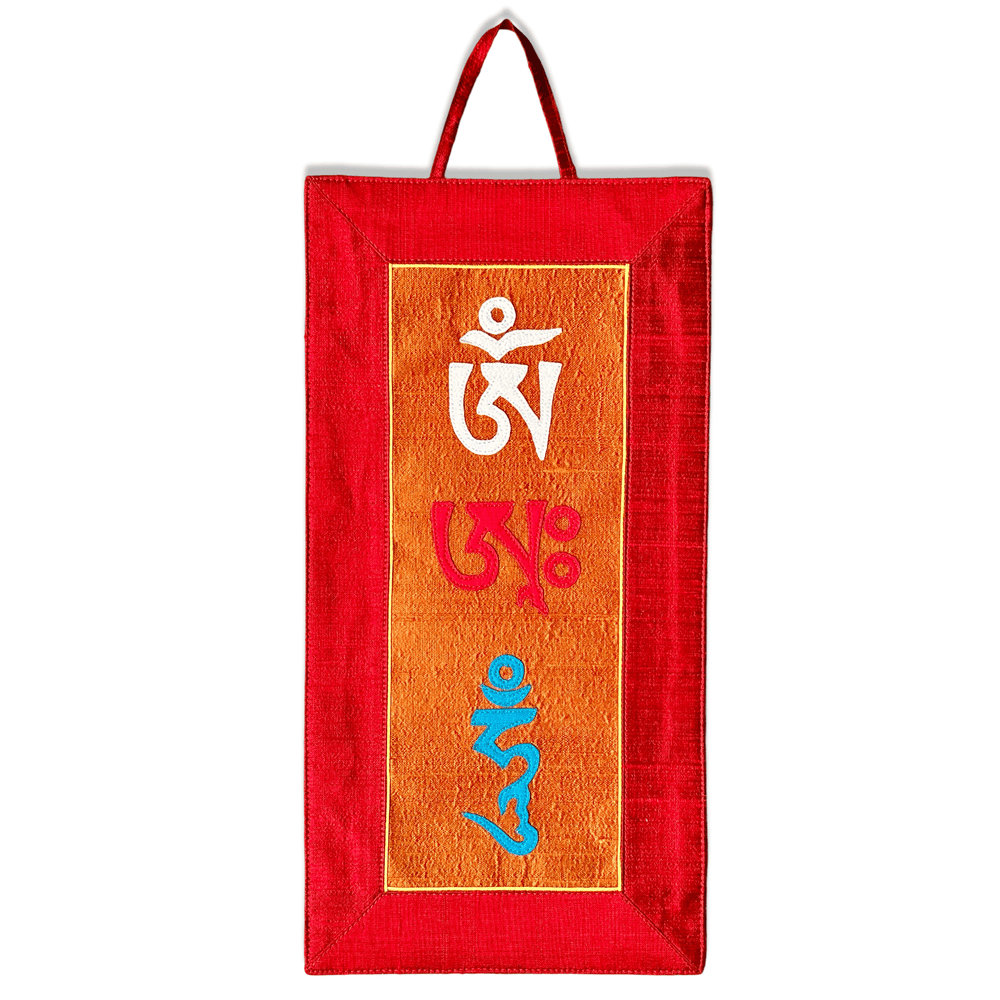 «Om Ah Hum» - Wandbehang aus Seidenbrokat - Atelier Tibet