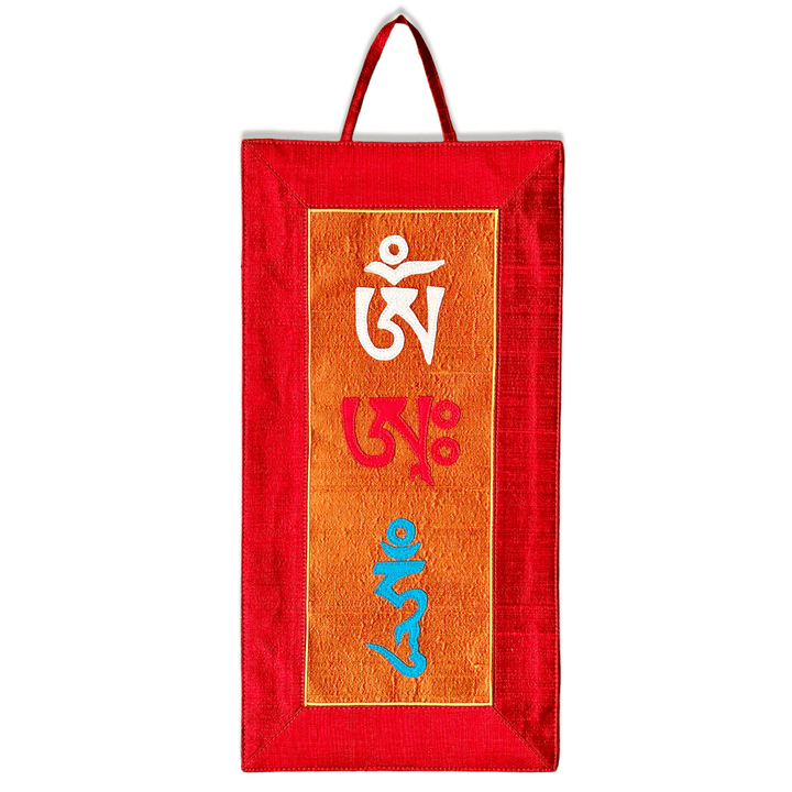 «Om Ah Hum» - Wandbehang aus Seidenbrokat - Atelier Tibet
