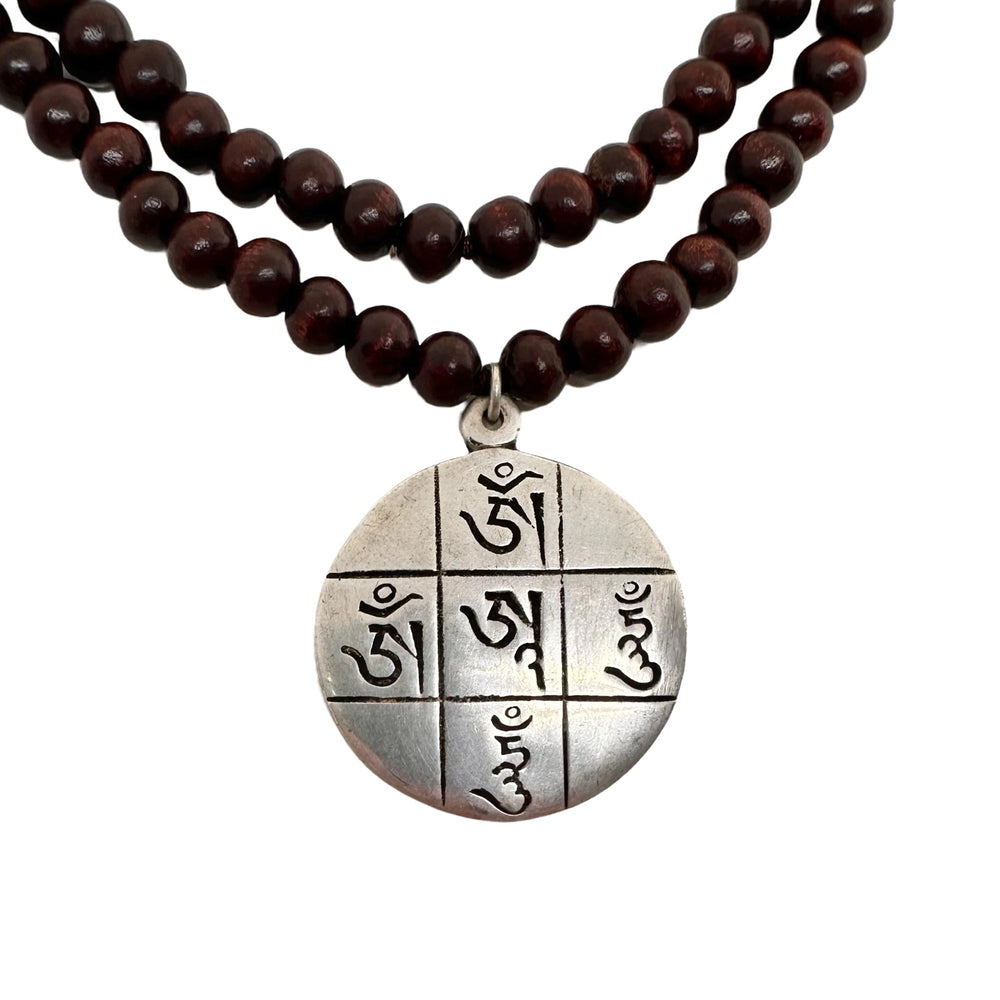 Rosenholz Mala Gebetskette mit Mantra-Anhänger - Atelier Tibet