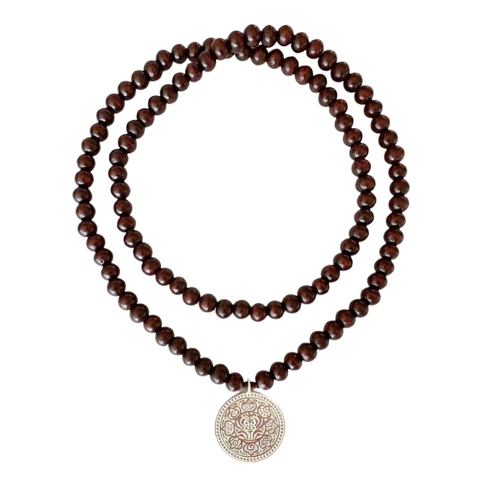Rosenholz-Mala mit Silber-Anhänger - Atelier Tibet