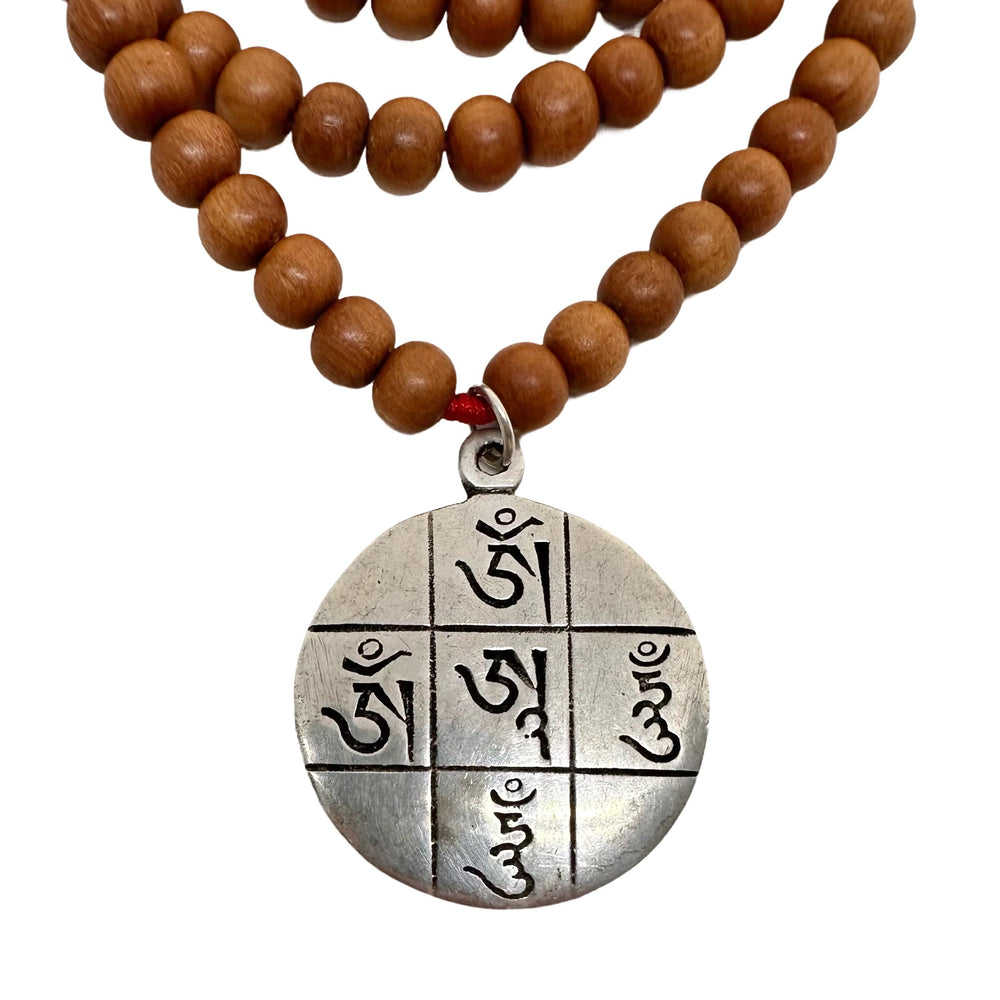 Sandelholz Mala Gebetskette mit Mantra-Anhänger - Atelier Tibet