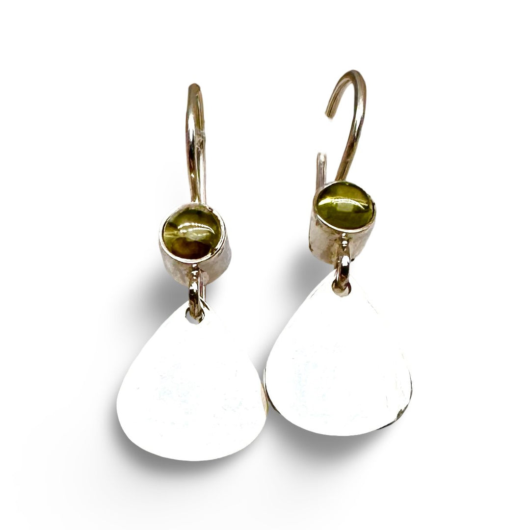 Silber Ohranhänger mit Peridot - Atelier Tibet