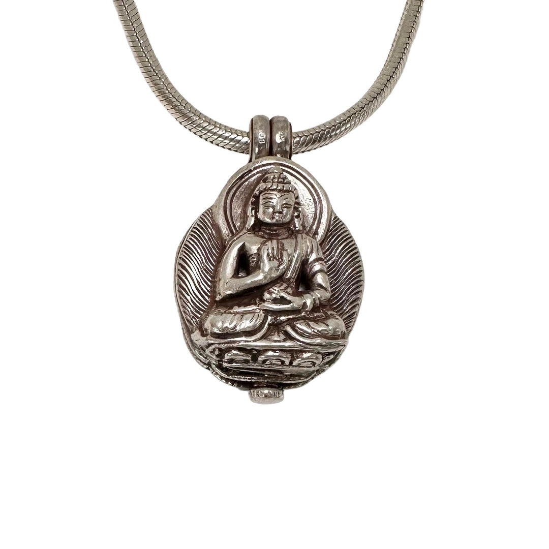 Amoghasiddhi Buddha Ghau Anhänger aus Silber - Atelier Tibet