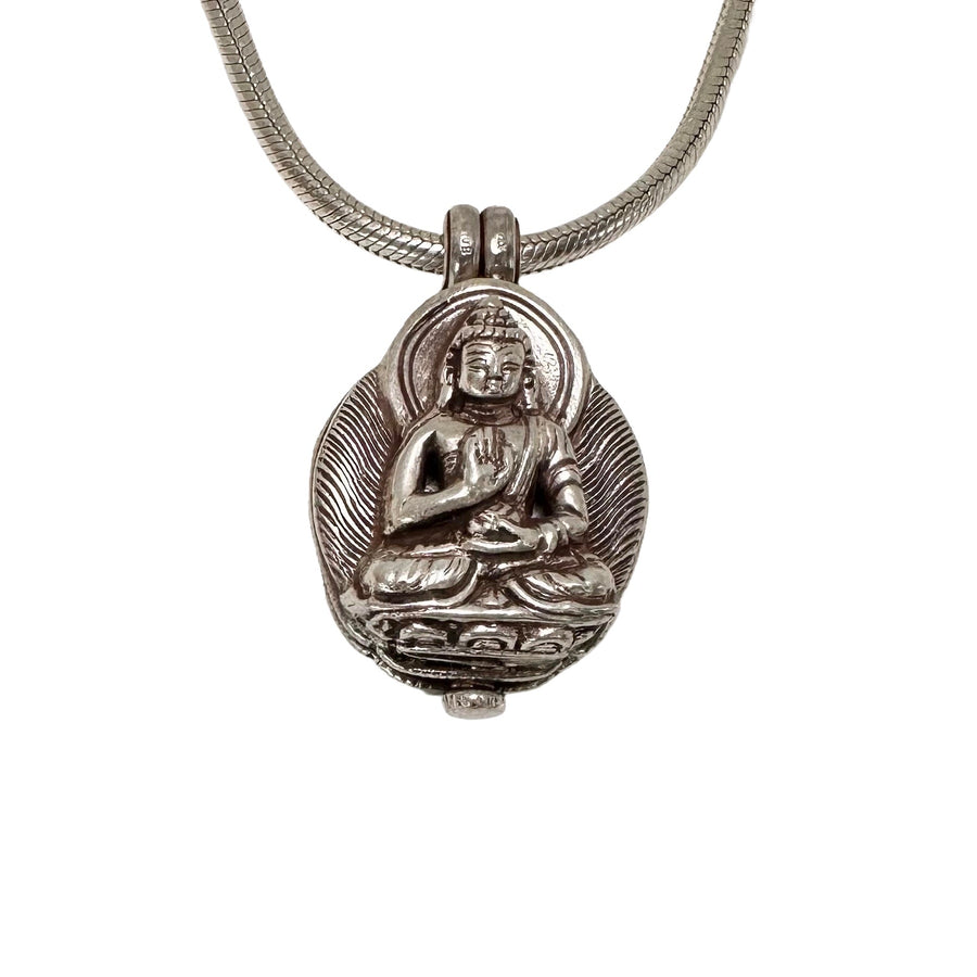 Amoghasiddhi Buddha Ghau Anhänger aus Silber - Atelier Tibet