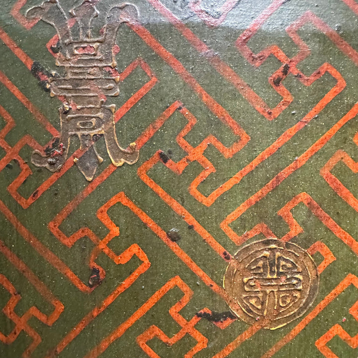 Grüne tibetische Kommode mit Endlosknoten-Dekoration - Atelier Tibet
