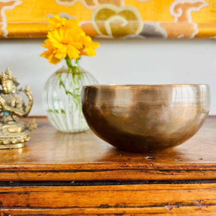 Kleine Klangschale mit dunkler «antiker» Patina (12-15 cm) - Atelier Tibet