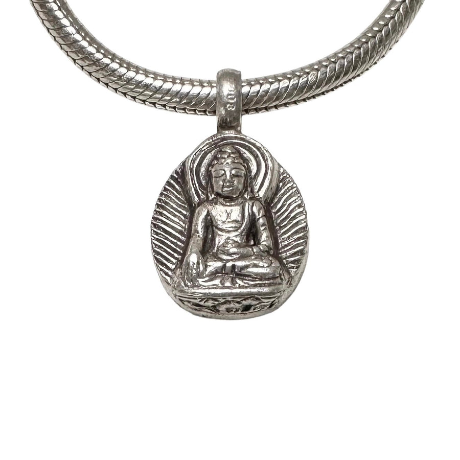 Kleiner Shakyamuni Buddha Anhänger aus Silber - Atelier Tibet