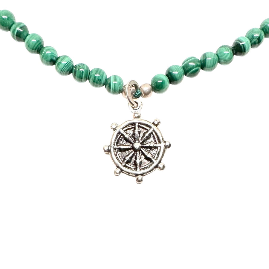 Malachit-Kette mit Dharmachakra-Anhänger - Atelier Tibet