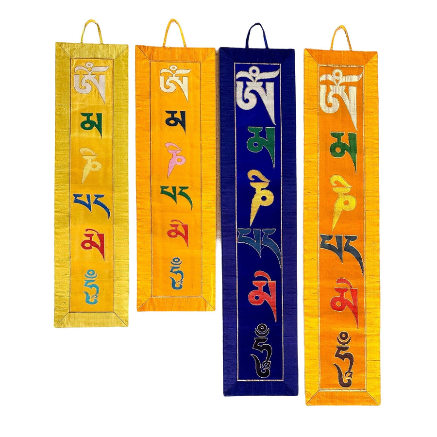 «Om Mani Padme Hum»-Wandbehang aus Seidenbrokat - Atelier Tibet