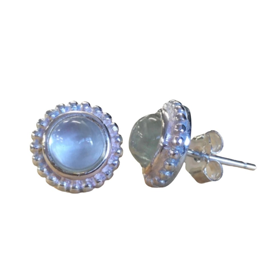 Orecchini a bottone con prehnite in montatura in filigrana d'argento