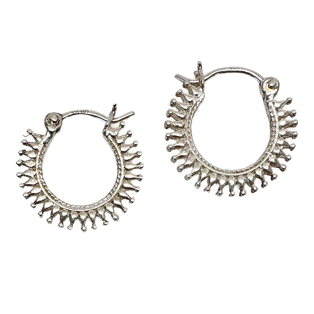 Zierliche Kreolen mit Kronen-Muster Ø 20 mm, Silber oder vergoldet - Atelier Tibet