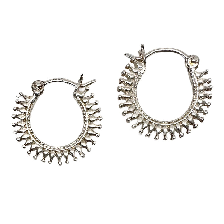 Zierliche Kreolen mit Kronen-Muster Ø 20 mm, Silber oder vergoldet - Atelier Tibet
