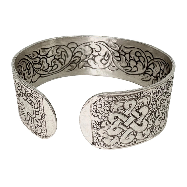 Ziselierte Glückssymbol-Armspange aus Silber - Atelier Tibet