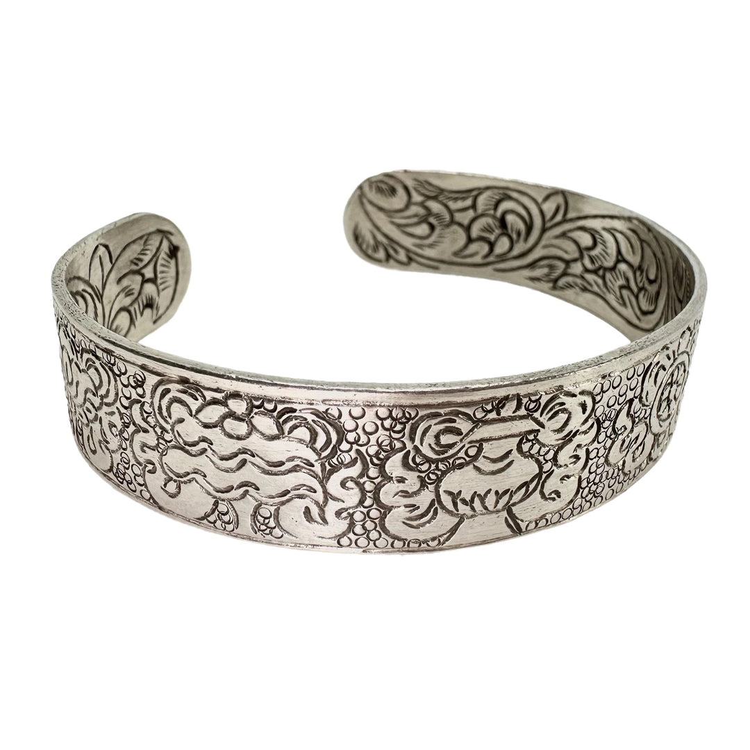 Ziselierte Glückssymbol-Armspange aus Silber - Atelier Tibet