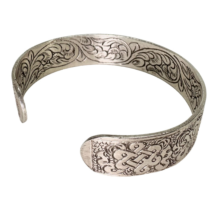 Ziselierte Glückssymbol-Armspange aus Silber - Atelier Tibet
