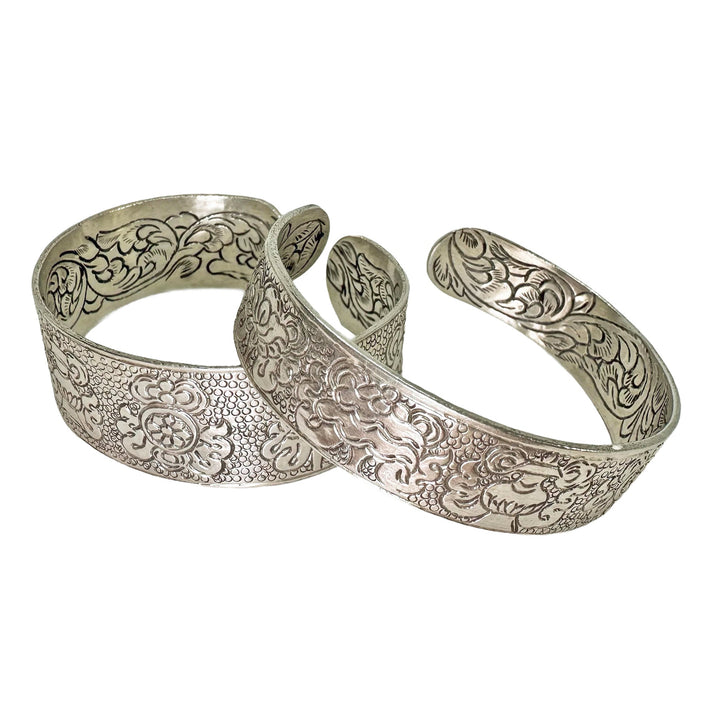 Ziselierte Glückssymbol-Armspange aus Silber - Atelier Tibet