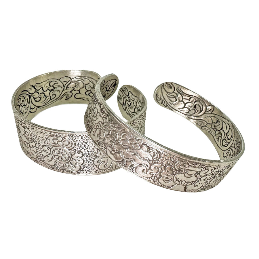 Ziselierte Glückssymbol-Armspange aus Silber - Atelier Tibet