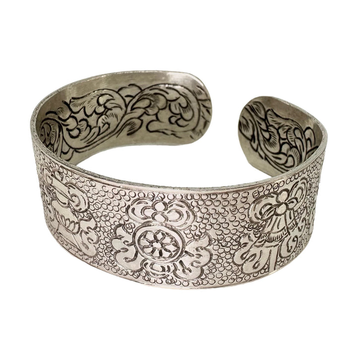 Ziselierte Glückssymbol-Armspange aus Silber - Atelier Tibet