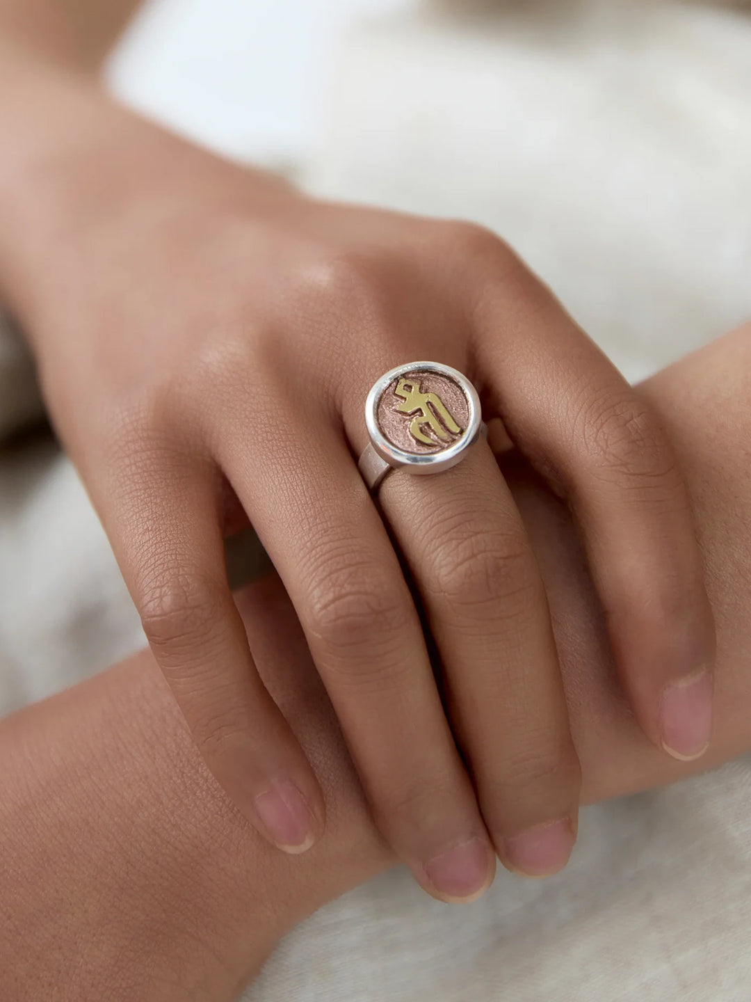 Ring mit Keimsilbe Dhih, feuervergoldet · CHARU × Khyenle