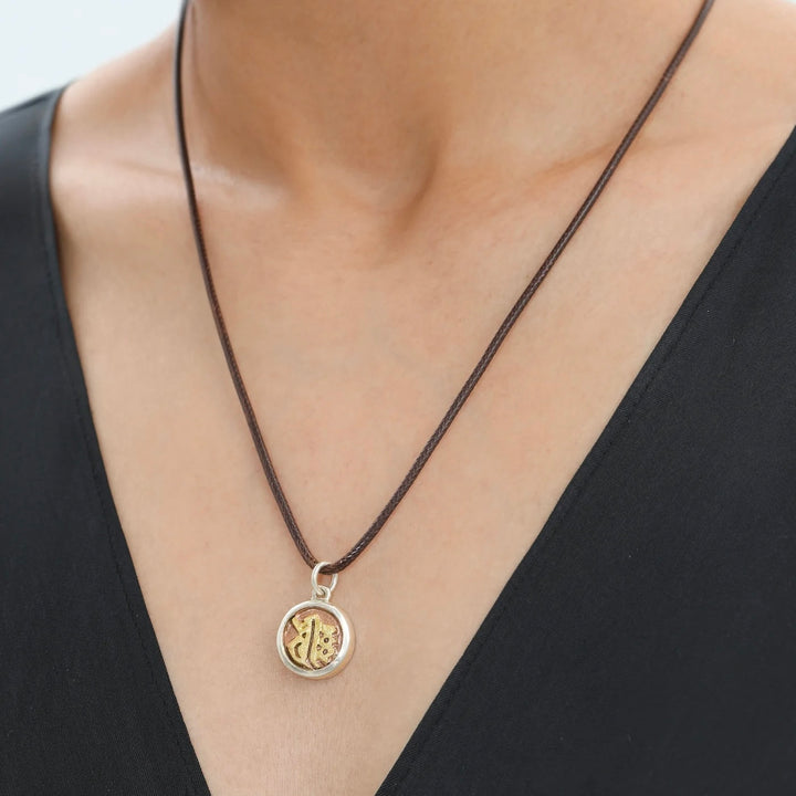 Kette mit Keimsilbe Dhih, feuervergoldet · CHARU × Khyenle