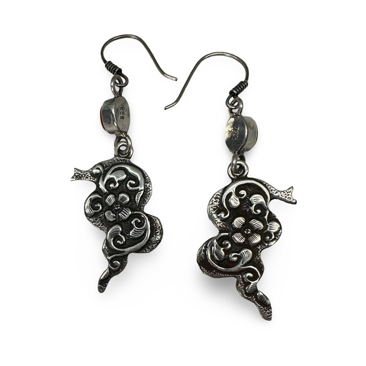 Tibetische Schlangen Ohranhänger aus Silber mit Koralle