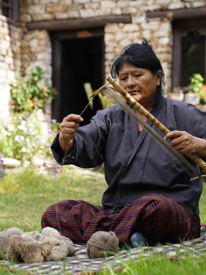 Handgewebter Schal aus Bhutan – Rohseide, Oliv mit Altrosa