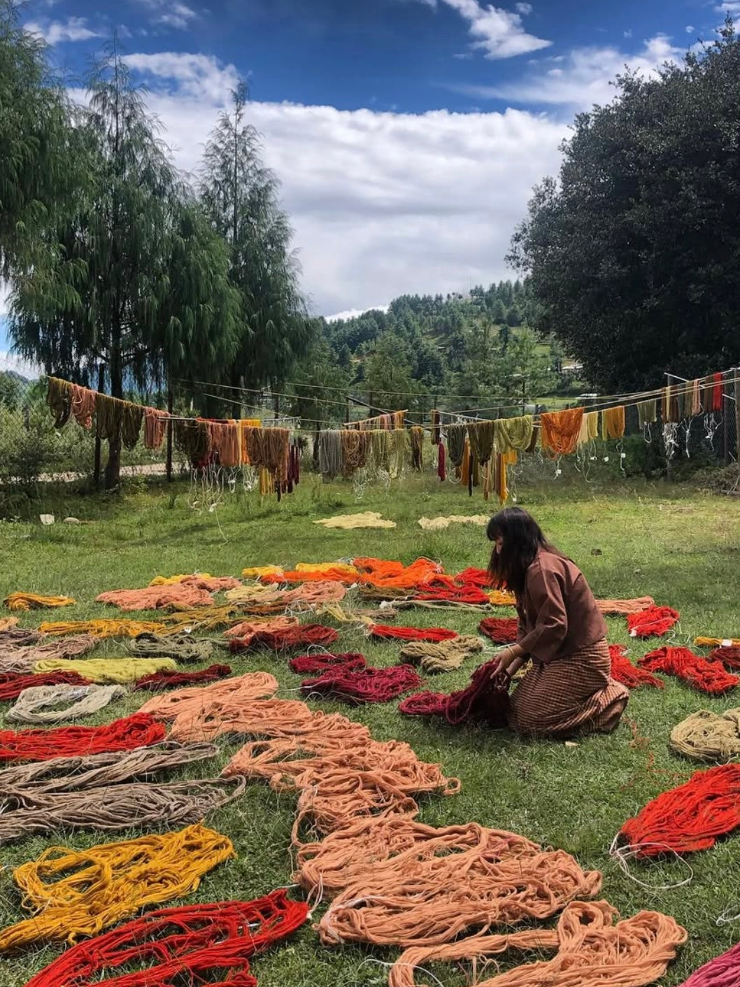 Handgewebter Schal aus Bhutan – Rohseide, Oliv mit Altrosa