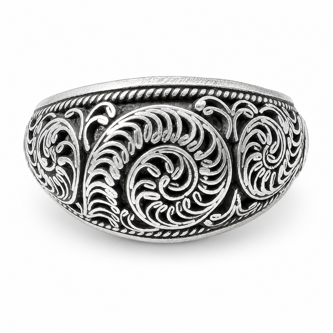 Bague en argent richement décorée de motifs végétaux