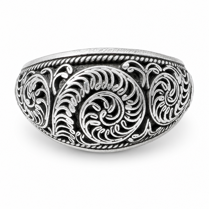 Bague en argent richement décorée de motifs végétaux