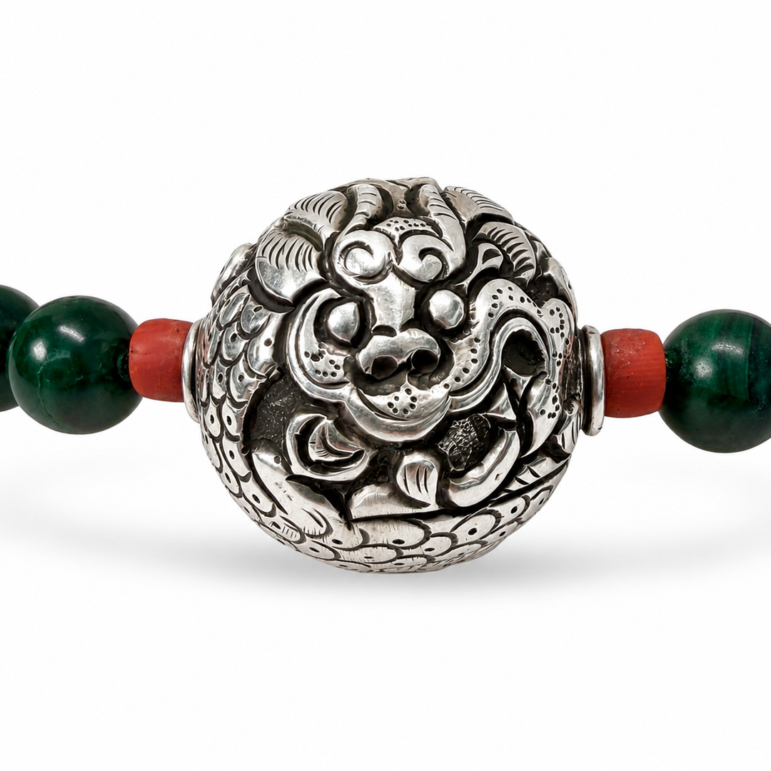 Collier en malachite avec perle dragon en argent et corail ancien
