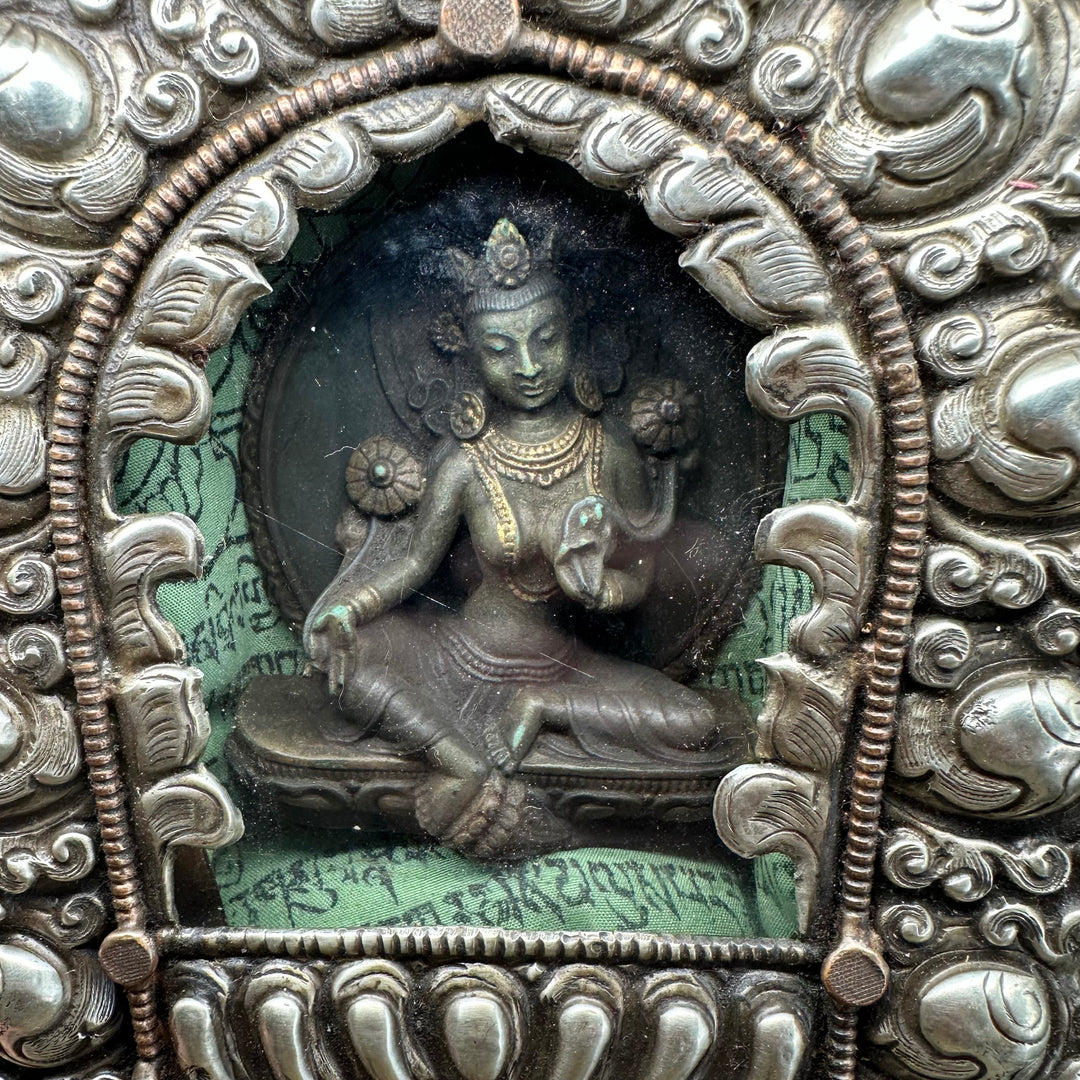 Altare da viaggio tibetano “Ghau” con statua di Tara Verde
