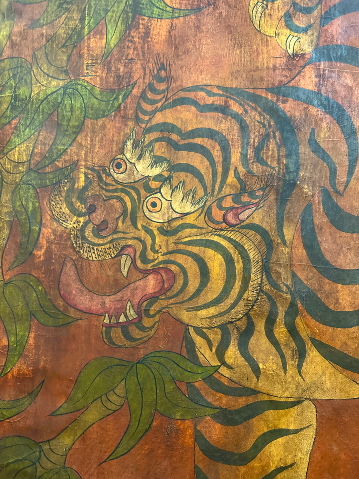 Vecchia porta dipinta dal Tibet con motivo di tigre